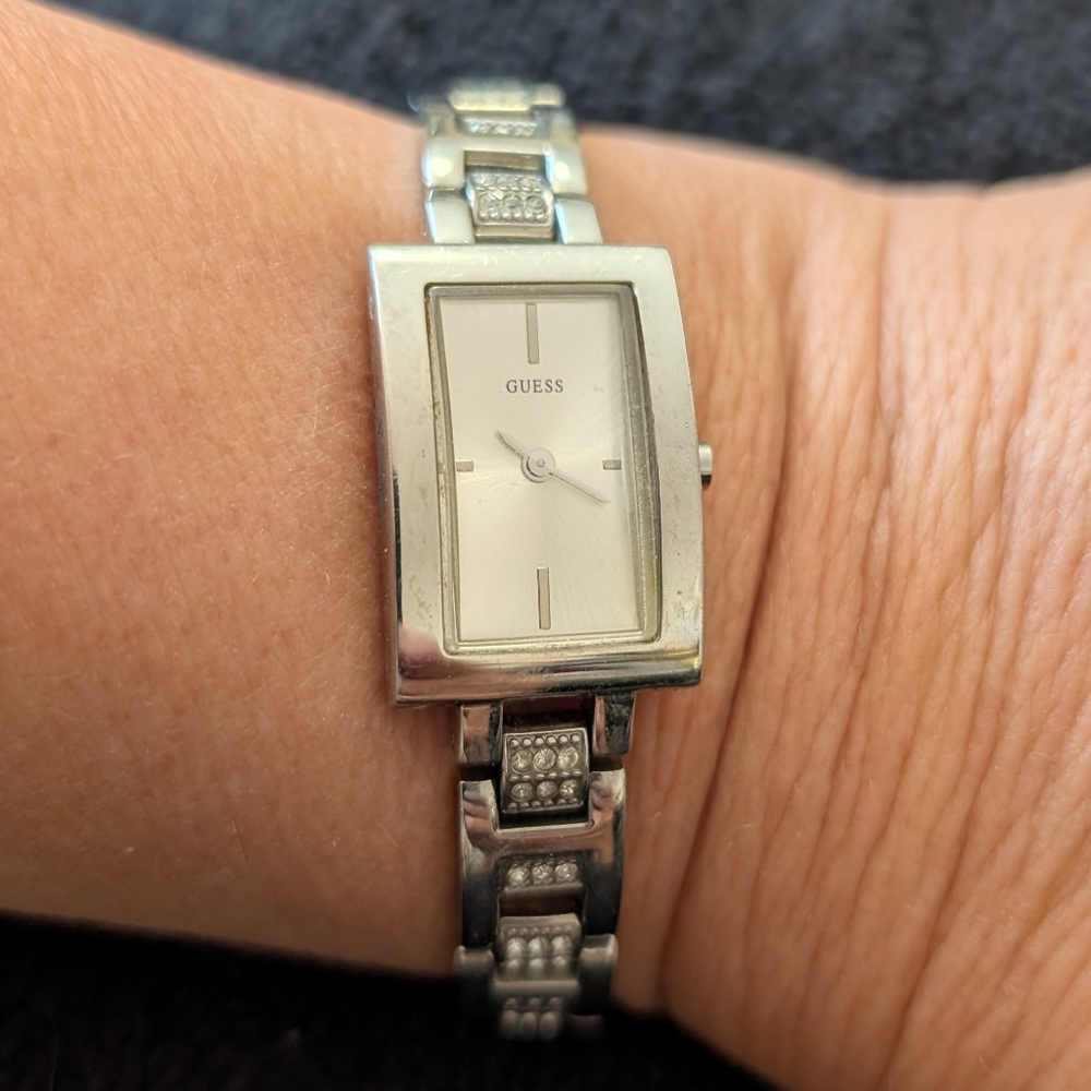 “GUESS Women’s Silver-Tone Analog Quartz Watch Stainless Steel Bracelet Fashion